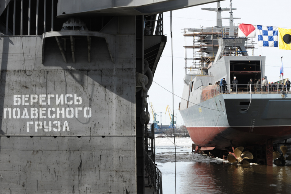 Грузовое судно застряло на мели у Кировского района Ленобласти